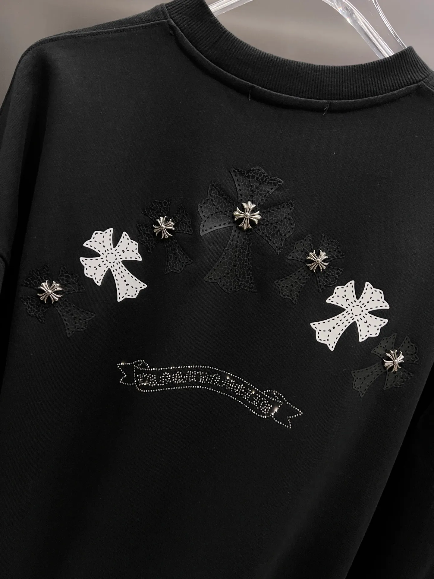 🅿️280 CH Crowe 2025 Autumn and Winter New Style Round Neck Long Sleeve Sweater Cross Patch Leather + Customized Hardware Metal Horseshoe Sanskrit Characters + Middle Eastern Australian Diamond Design Craftsmanship The real thing is great🔥Same style for men and women, loose version Size S M L XL XXL Five sizes Black White